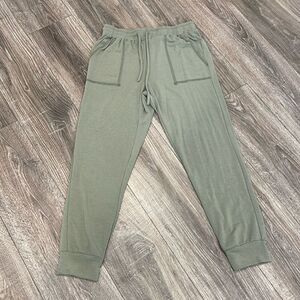 Army Green light weight joggers with pockets
Size large